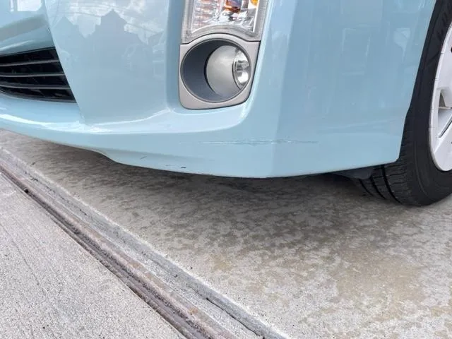 フロントバンパーの左コーナー下側の傷の修理 トヨタ、プリウス ZVW30