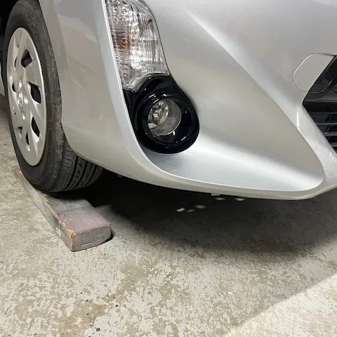 トヨタアクアのフロントバンパーの右下側を縁石にぶつけてできた...