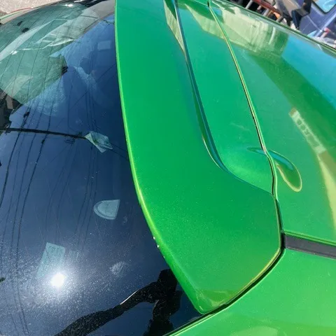 こちらは、マツダデミオのゲートのルーフスポイラーで、経年劣化...